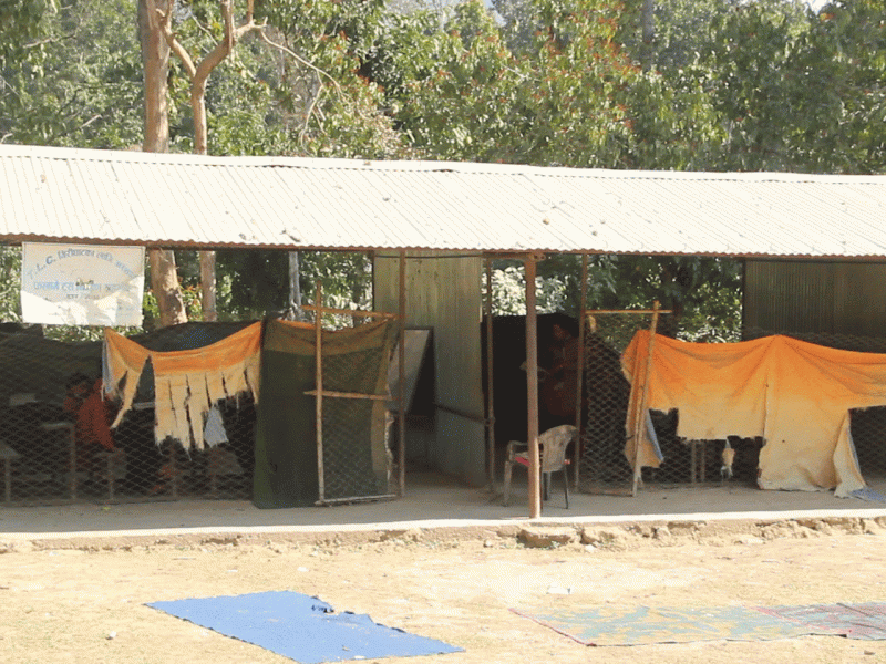 टहरामा कक्षा : धुलोधुवाँमा निसास्सिएर पढ्छन् बालबालिका